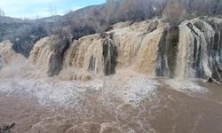 Yağışların etkisiyle Muradiye Şelalesi coştu