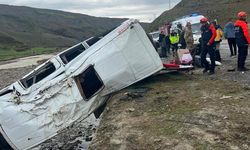 Yolcu minibüsü dere yatağına yuvarlandı: 16 yaralı