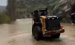 Sel yol vermeyince cenaze iş makinesiyle taşındı