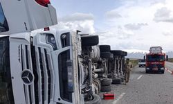 Van'da toprak yüklü tır devrildi: 1 yaralı