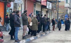 Yüksekova'da ulaşım krizi: Şehir içi servisler kontak kapattı