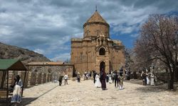 Akdamar Adası rengarenk oldu