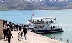 Akdamar Adası'nda turist yoğunluğu