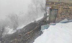 Van'da toprak kayması: 2 katlı ev hasar gördü