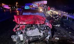 Van’da otomobil ile çekici kamyonet çarpıştı!