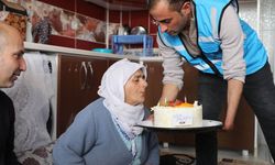 Van'da Yalnız Yaşayan Yaşlı Kadına Doğum Günü Sürprizi