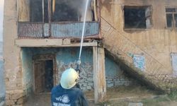 Van'da metruk binada yangın