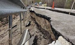 Hakkari-Yüksekova kara yolunda 'yarık' tehlikesi