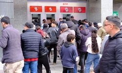Van’da bayram öncesi ATM önlerinde yoğunluk