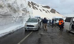 Van-Bahçesaray yolunda 10 metrelik kar duvarları aşıldı ama 'Çığ' engeli sürüyor!