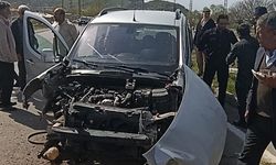 Gevaş'ta korkutan kaza: Aydınlatma direğine çarpan araçta 1'i çocuk 4 yaralı!