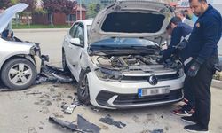 Van'da iki otomobil birbirine girdi