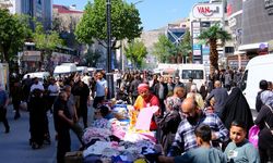 Van’da bayram arifesinde çarşı pazar doldu taştı