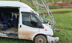 Yolcu minibüsü direğe çarptı: 11 yaralı