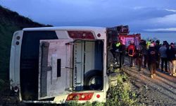 Van'da emniyet personelini taşıyan midibüs devrildi