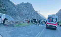 Van-Hakkâri yolunda feci kaza: 1 Ölü 3 Yaralı