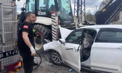 Van'da otomobil iş makinesine çarptı