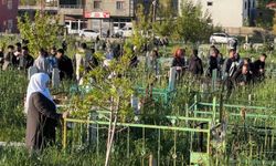 Vatandaşlar bayram namazı sonrası mezarlıklara akın etti