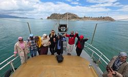 Trabzonlu turist kafilesi, Akdamar Adası’na giderken horon tepti