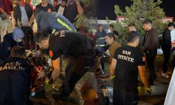 Van'da otomobil ile kamyonet çarpıştı, 8 yaralı!