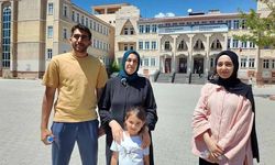 Van'da anne, 2 çocuğuyla aynı okulda sınav heyecanını yaşadı