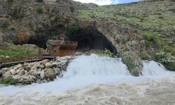 Van'da mağaradan çıkan doğal su kaynağı ilgi odağı oldu
