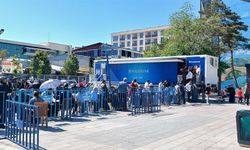 Van’da ‘Aile Kart’ yoğunluğu sürüyor! Kent Meydanı’nda uzun kuyruklar oluştu