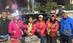 Yüksekova’da Taylandlı turistlere közde mısır ikramı yapıldı
