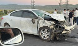 Van'da korkutan kaza: İki araç kafa kafaya çarpıştı, yaralılar var