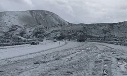 Tendürek Geçidi'nde dolu yağışı kışı aratmadı
