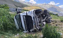 Van’ın Gevaş ilçesinde kaza: TIR devrildi
