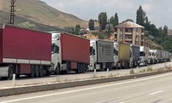 Türkiye-İran sınırında 5 kilometrelik tır kuyruğu oluştu