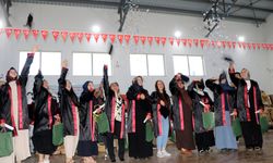 Van'da 56 yaşında lise diploması alıp kep attı; hedefi üniversite