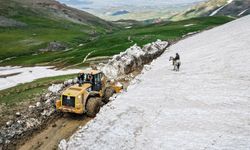 Van’da haziranda 3 metreyi bulan karda yol açma çalışması