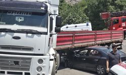 Otomobil tıra çarptı: 1 yaralı