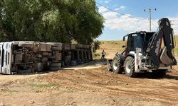 Başkale'de saman yüklü tır devrildi