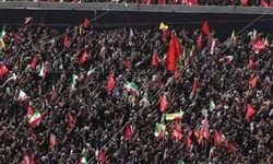 İran’da binlerce kişi Hamaney’in cenaze töreni için toplandı