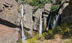 Hakkari'de Marînüs Şelalesi büyülüyor