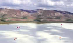 Van'da Akgöl paraşüt gösterisiyle tanıtıldı