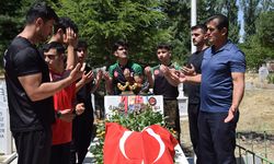 Şampiyon sporcular Vanlı şehidin mezarına madalyalarını bırakıp dua etti