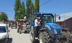 Van'da traktörlü düğün konvoyu