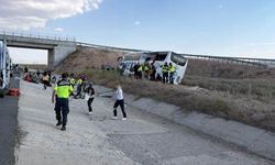 Van yolcu otobüsü şarampole devrildi: 44 yaralı