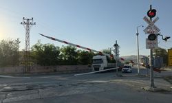 Van'da hemzemin geçitte sinyaller arızalanınca sürücüler zor anlar yaşadı
