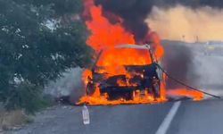 Van'da seyir halindeki otomobil alev alev yandı