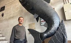 İranlı sanatçı atık metalden inci kefali tasarladı
