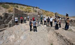 Ayanis Kalesi ziyaretçilerine tarih ve doğayı bir arada sunuyor