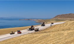 Van Gölü Sahil Yolu Çitoren - Ayanis etabında asfalt serimine geçildi