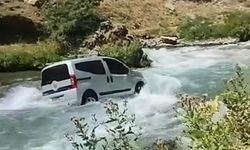 El freni çekilmeyen araç Bahçesaray Çayı'na uçtu