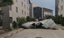 Van’da fırtına çatıları uçurdu