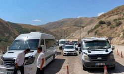 Yüksekova'da Yol Çalışmalarında Kaya Düşmesi